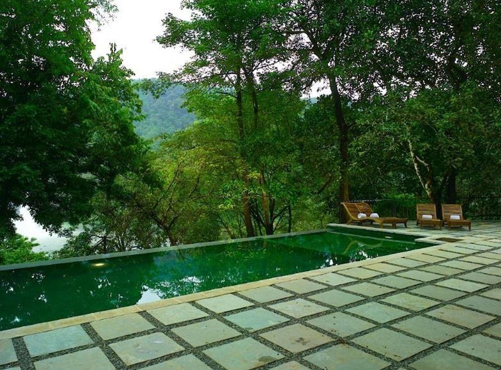 Rainforest Resort Athirappilly Exterior photo